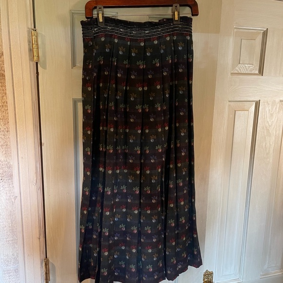 Gorgeous midi length vintage Cullinane Size 10 patterned skirt. - Picture 7 of 7